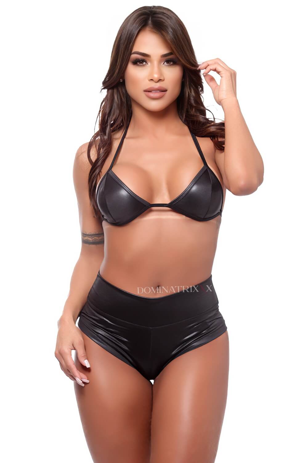 Top de bikini y minishorts